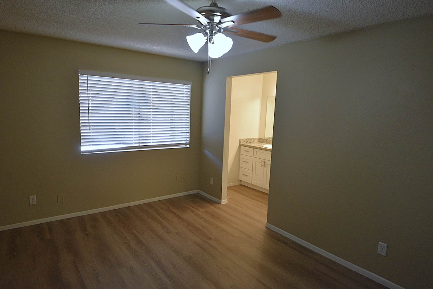 2301 W Waltann Ln, Phoenix photo 17