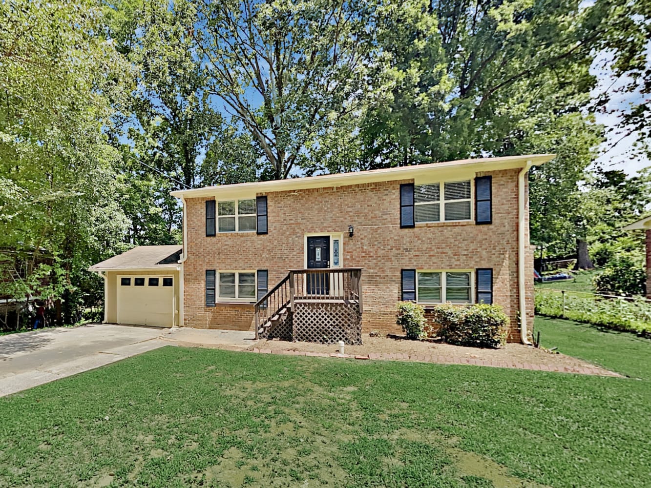 Front of 2462 Lakewood Dr NW, Kennesaw, GA