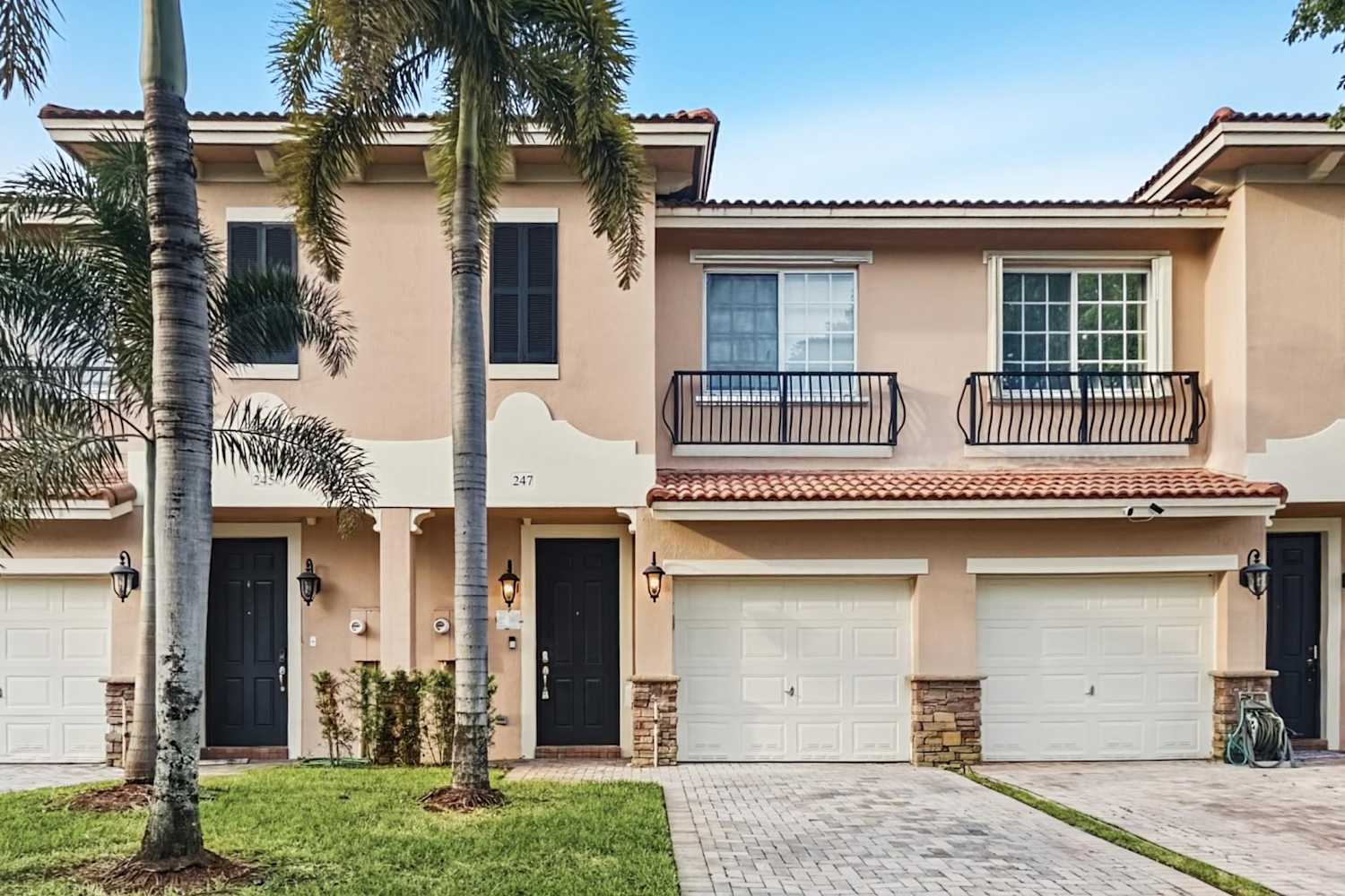 Front of 247 Las Brisas Cir, Sunrise, FL