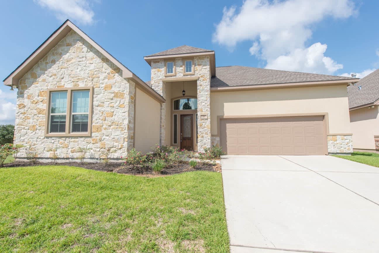 Front of 28 Wyndemere Dr, Montgomery, TX
