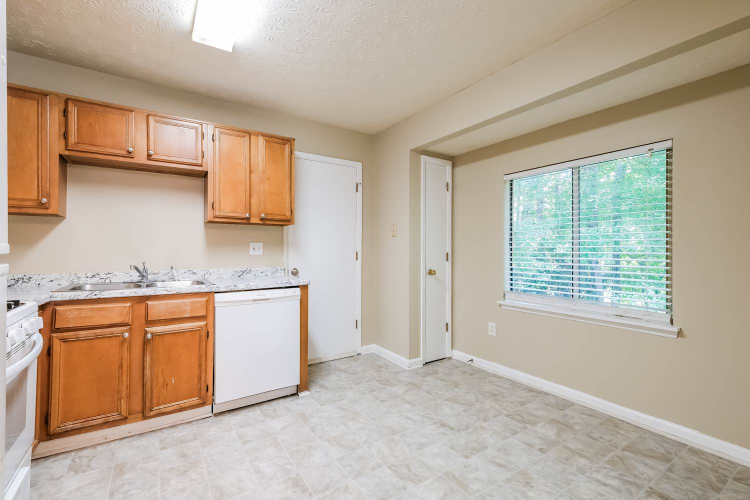 2805 Wildflower Ln, Snellville photo 9