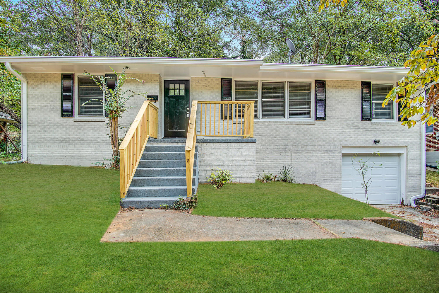 Front of 2816 Cloverhurst Dr, East Point, GA
