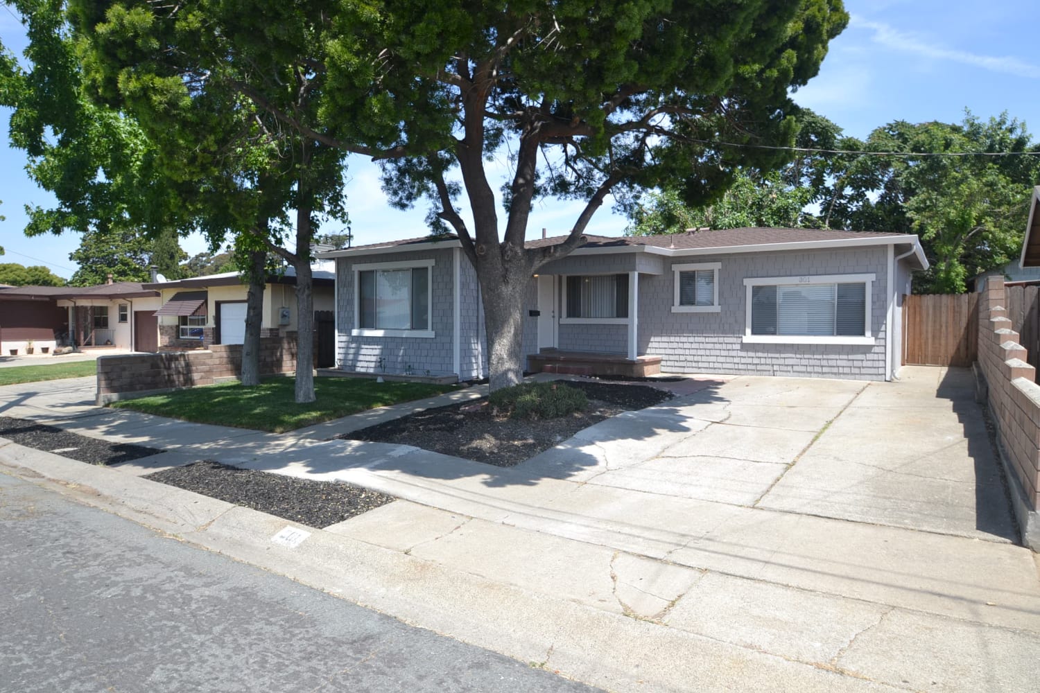 Front of 301 Dimaggio Ave, Pittsburg, CA