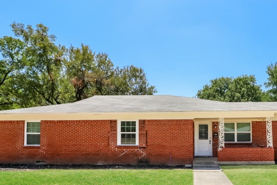 310 E Huitt Ln, Euless photo 1