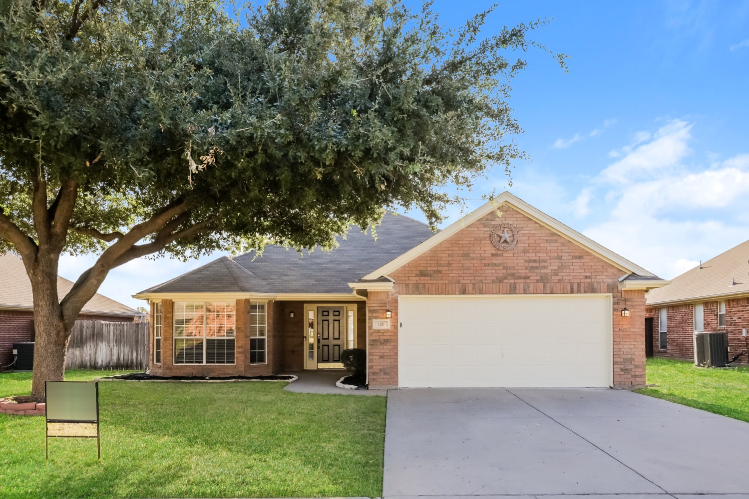 320 Bicole Dr, Burleson photo 1