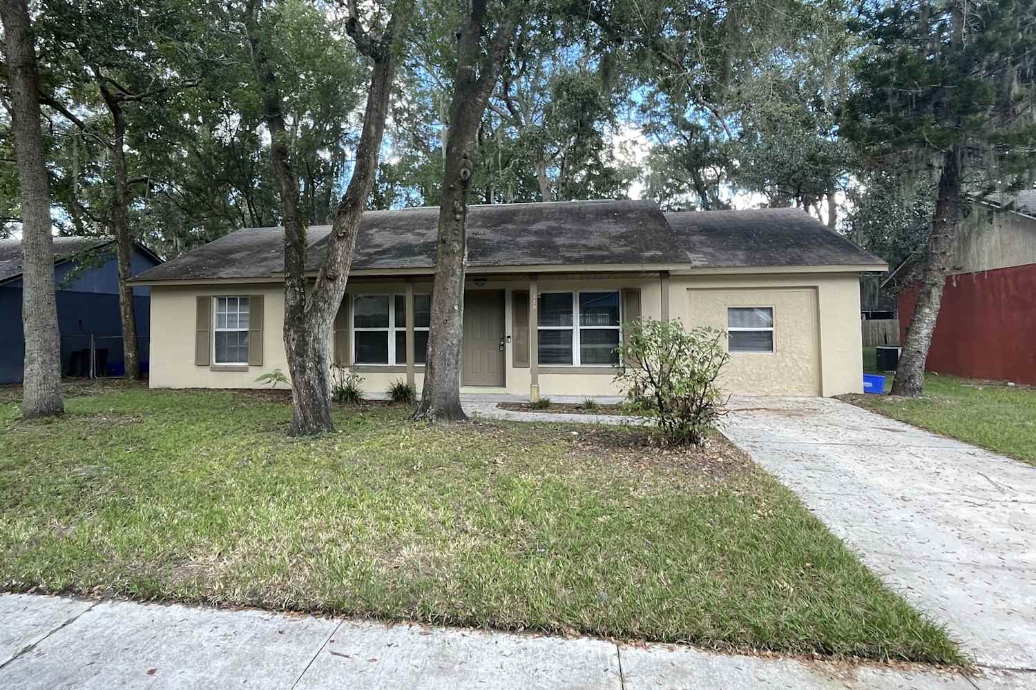 Front of 320 San Lanta Cir, Sanford, FL