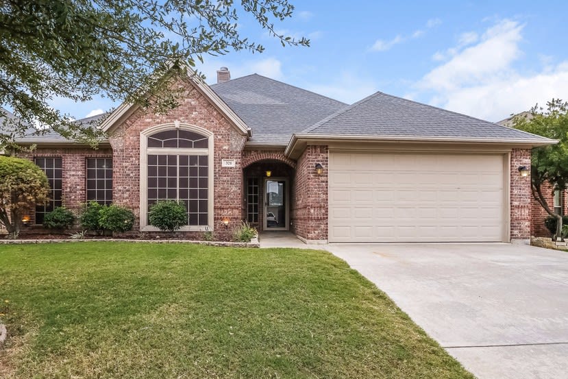 Front of 321 Merced St, Burleson, TX