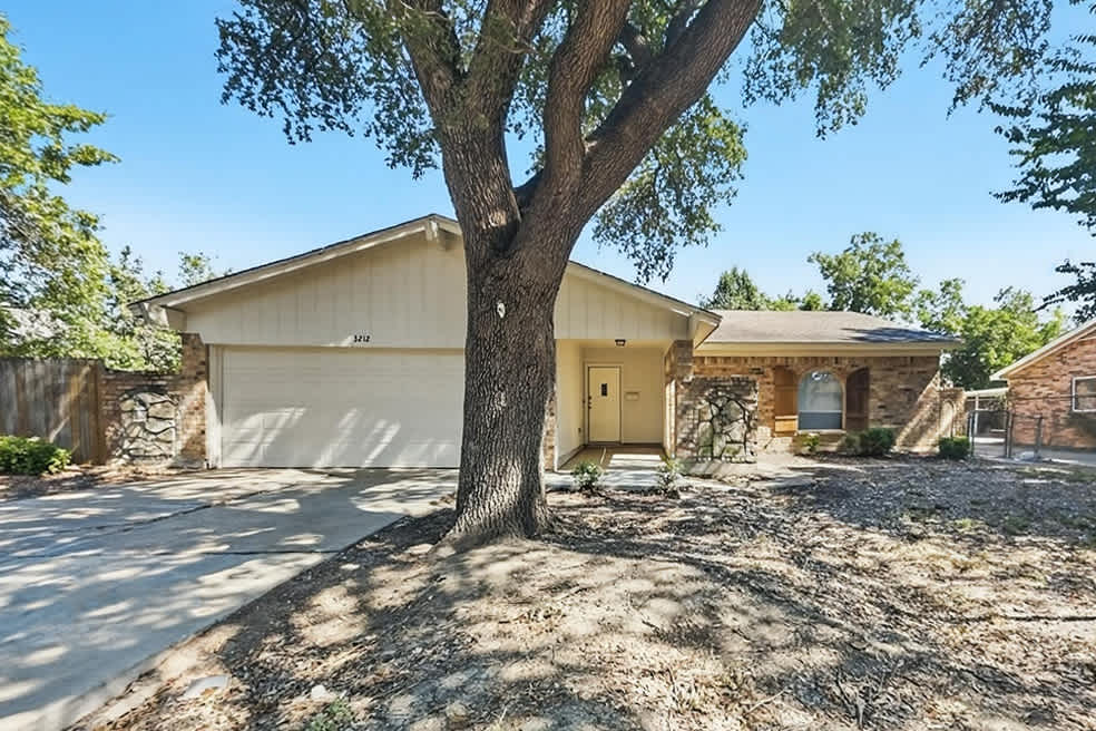 3212 Glenmont, Fort Worth photo 1