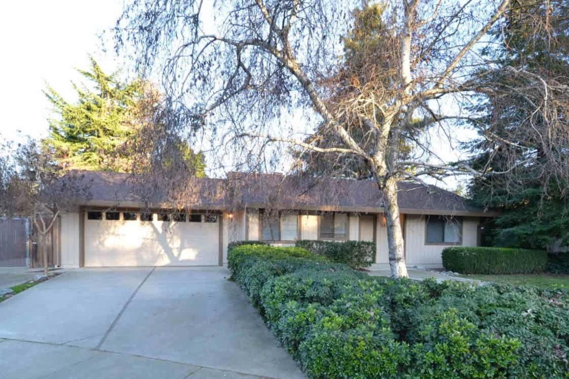 Front of 332 Glenbrook Ct, Yuba City, CA
