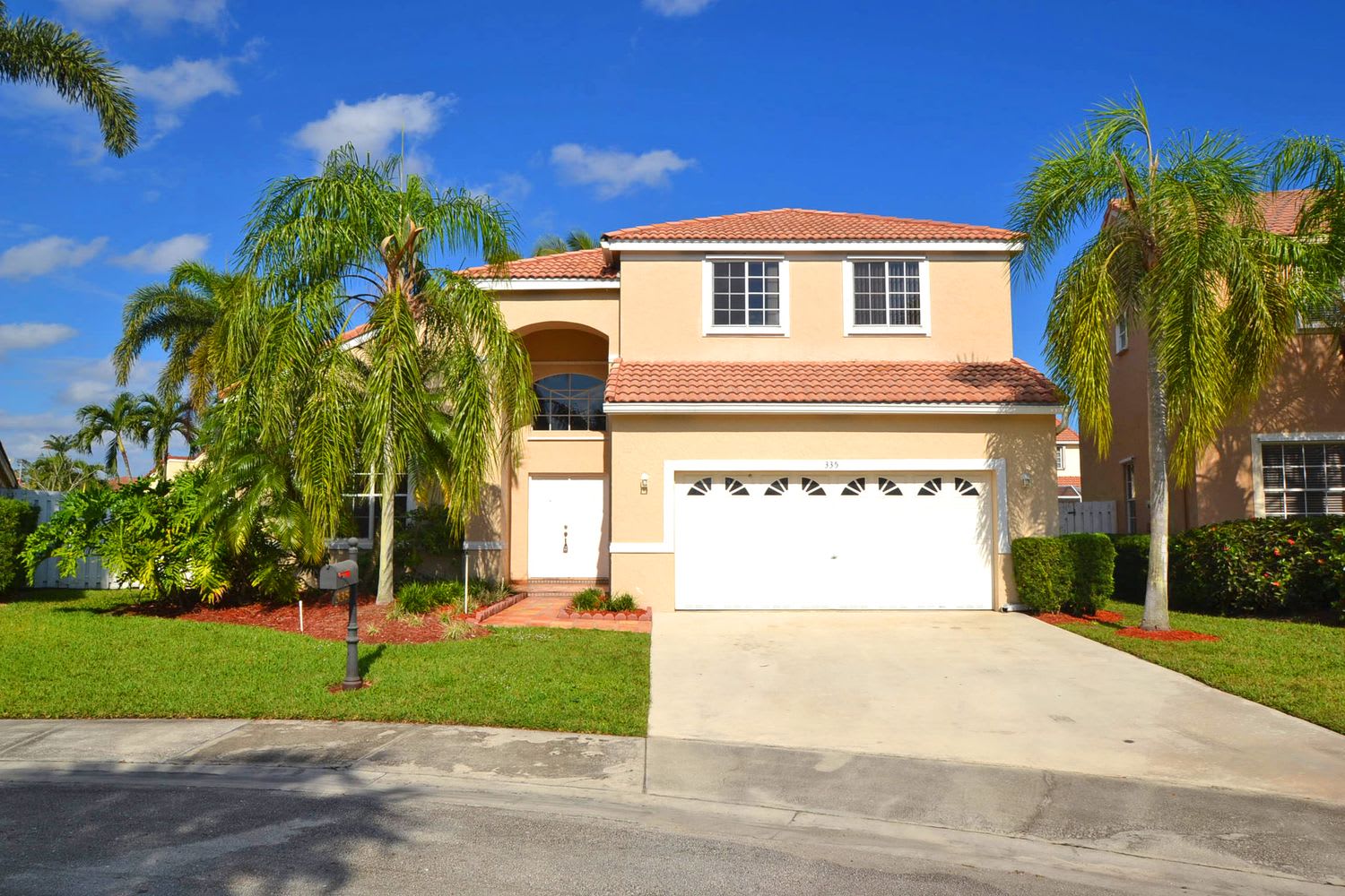 335 Cambridge Dr, Weston photo 1