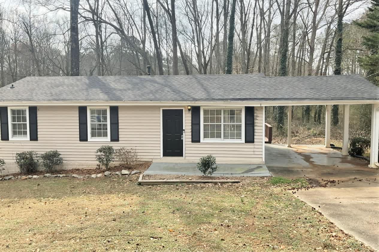 Front of 3552 Meadowview Dr, Lithia Springs, GA