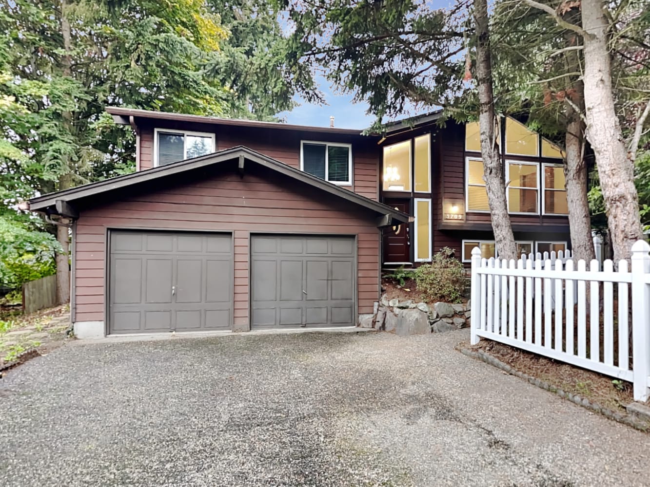 Front of 3709 S 256th Ct, Kent, WA