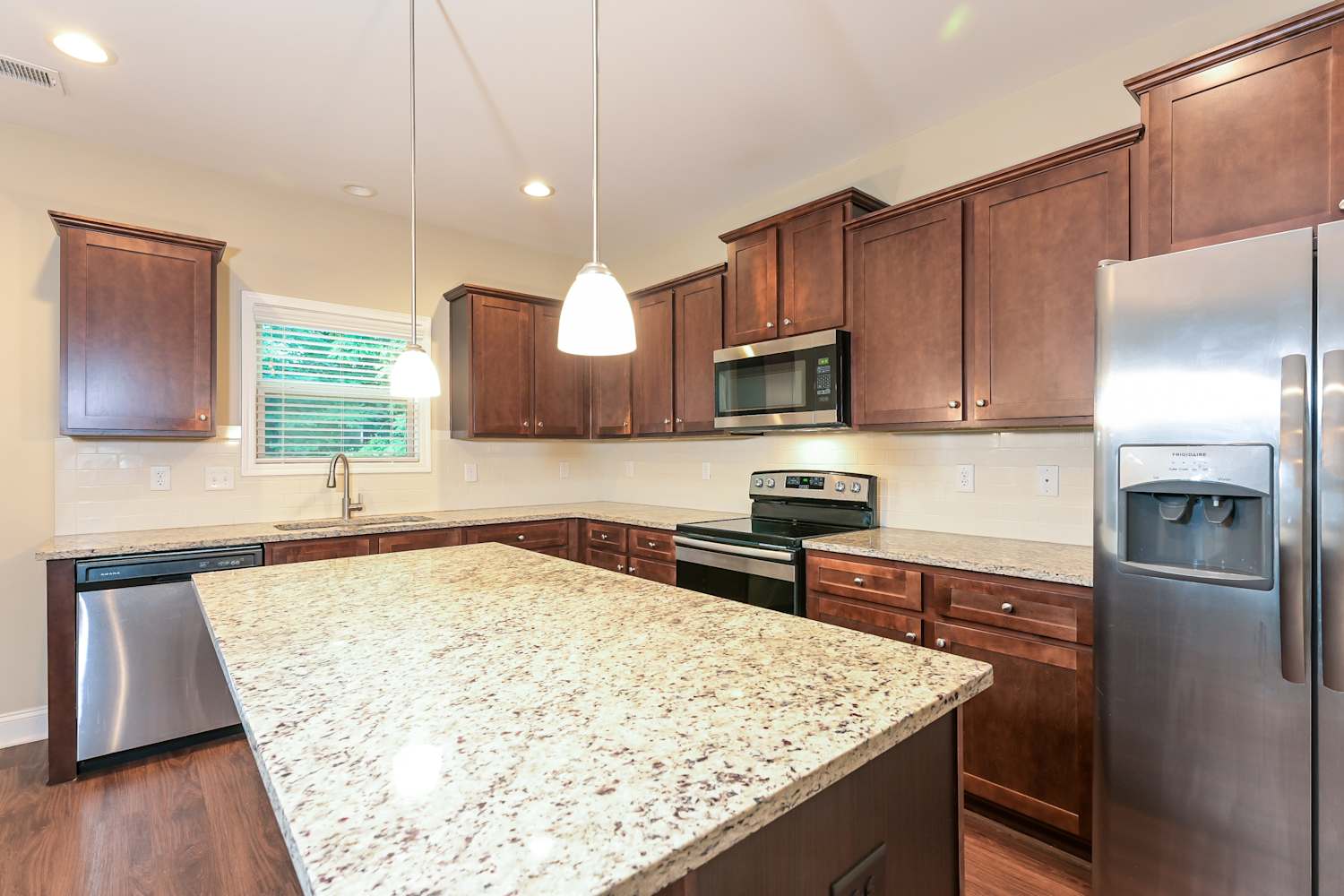378 White Trillium Dr, Hoschton photo 8