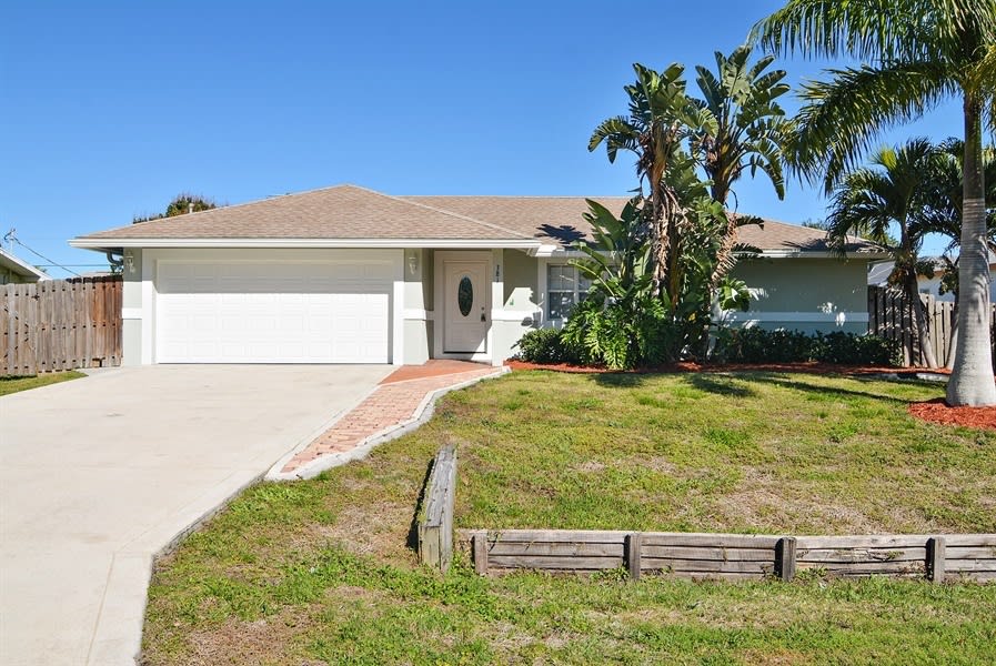 Front of 381 NE Gladiola Ave, Port Saint Lucie, FL