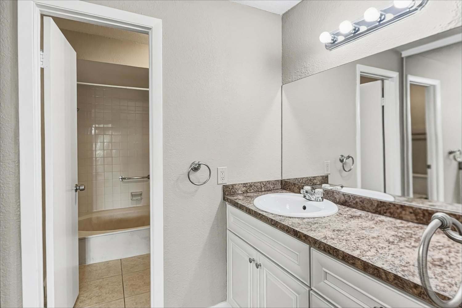 381 Wildwood Ln E, Deerfield Beach photo 13