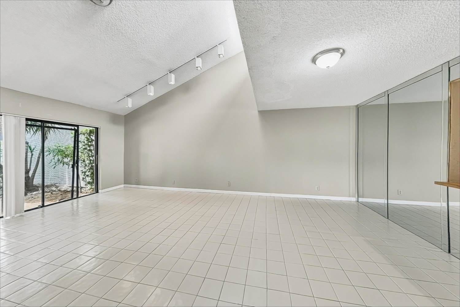 381 Wildwood Ln E, Deerfield Beach photo 6