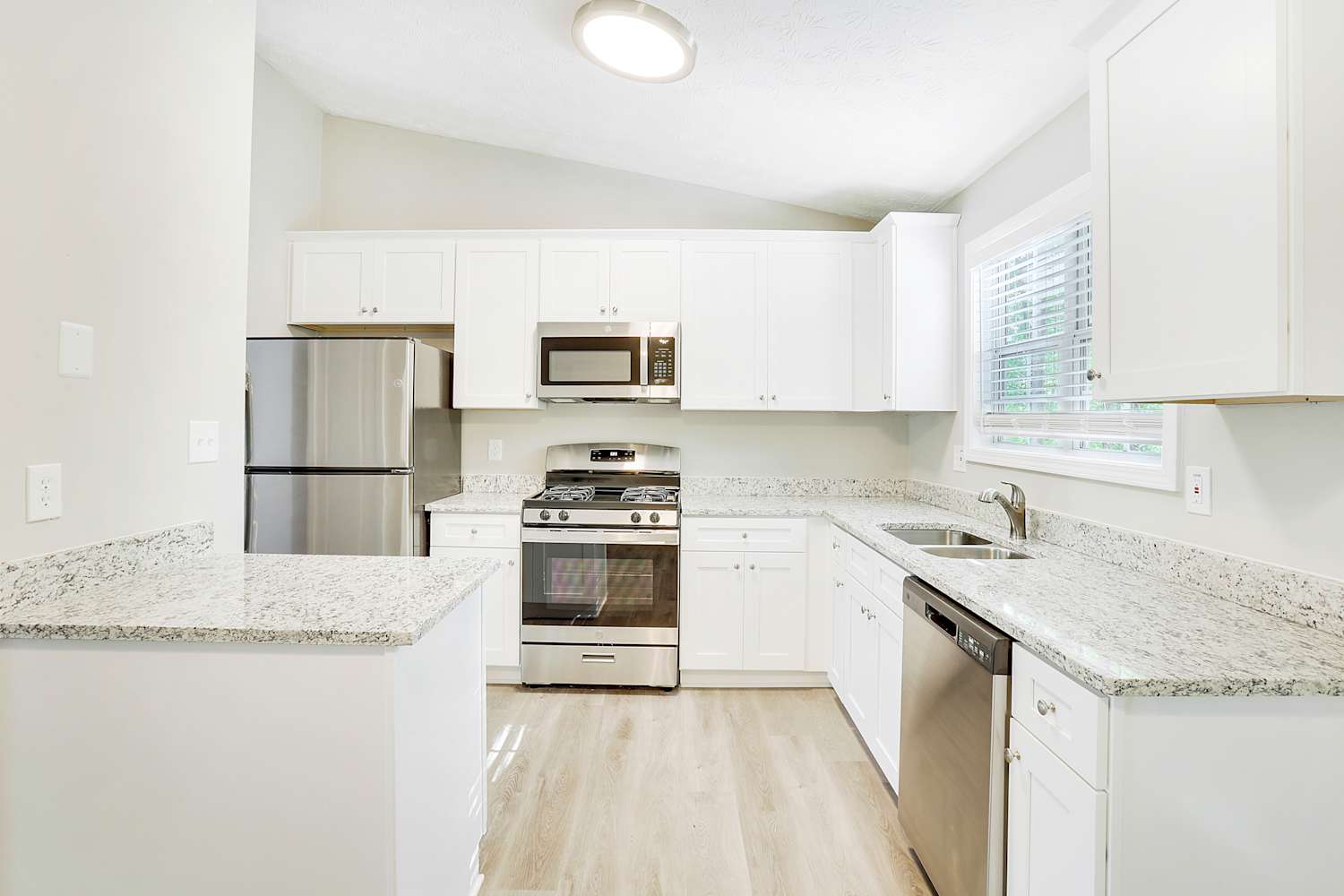 3835 Wood Path Dr, Stone Mountain photo 9