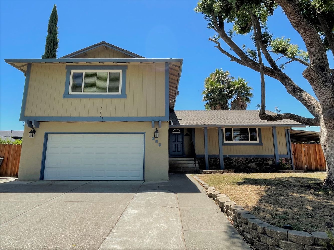 Front of 385 Woodside Cir, Vacaville, CA