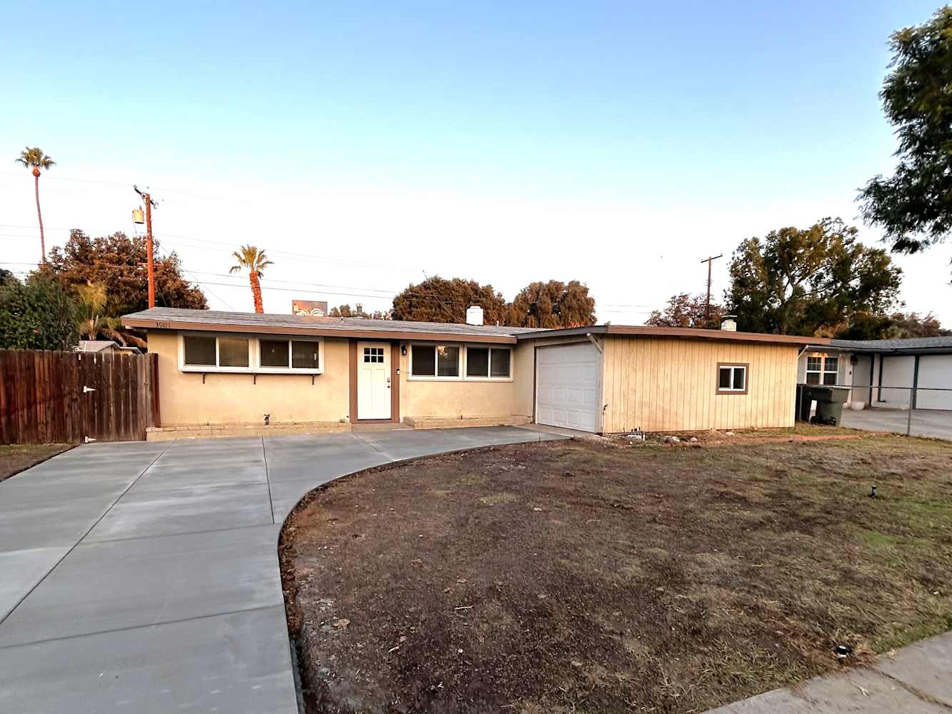 Front of 3901 Manchester Pl, Riverside, CA