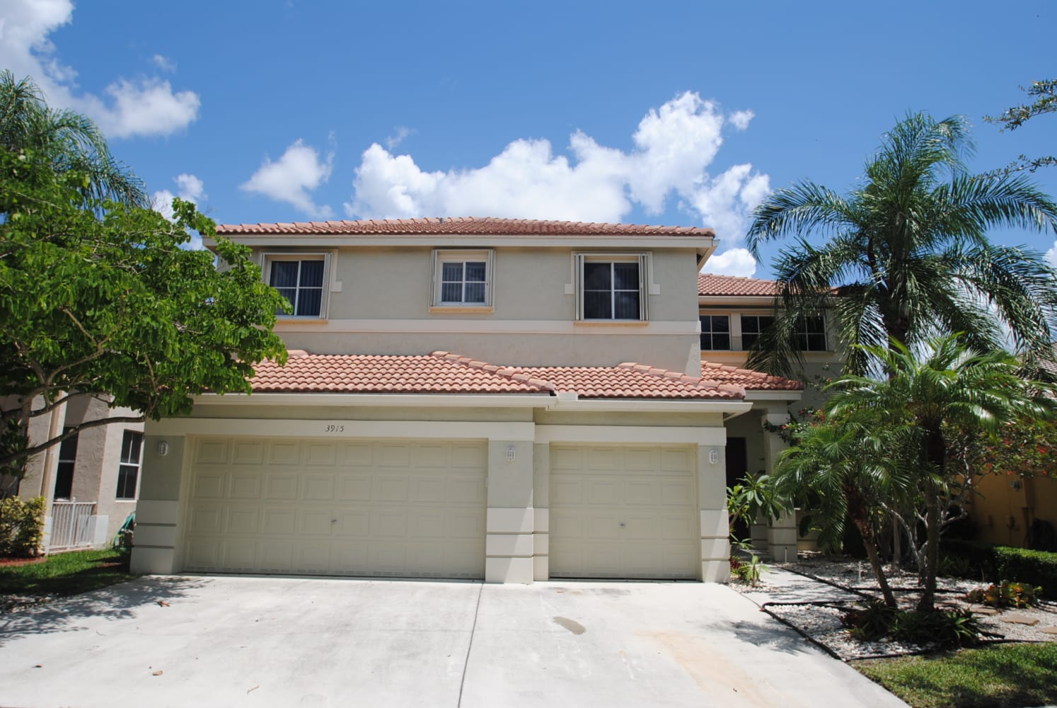 Front of 3915 Hawks Ct, Weston, FL