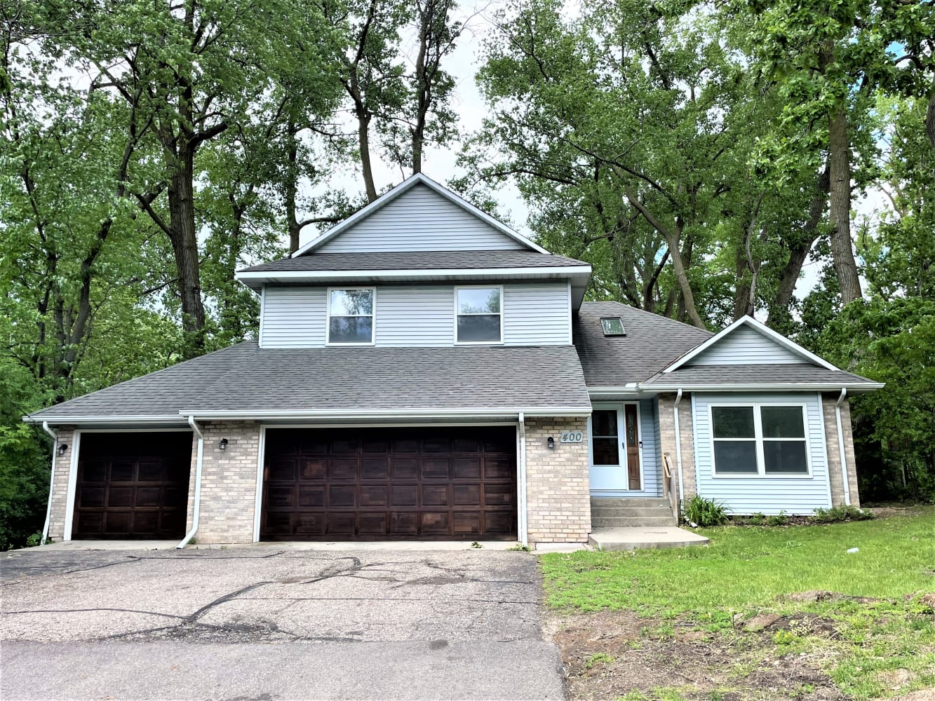 Front of 400 Cimarron Rd, Apple Valley, MN