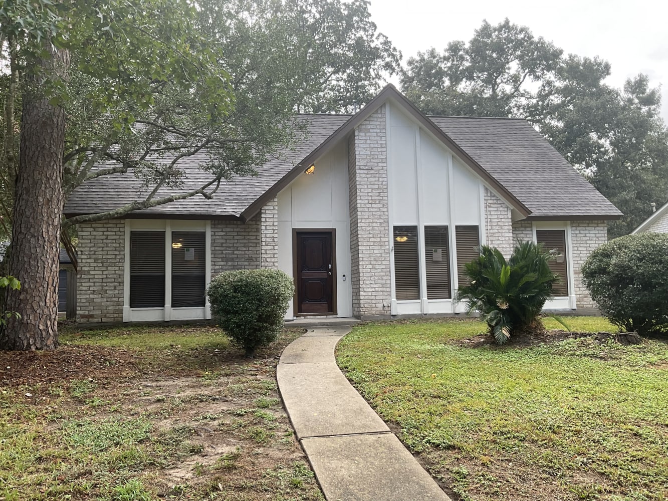Front of 4018 Pecan Knoll Dr, Kingwood, TX
