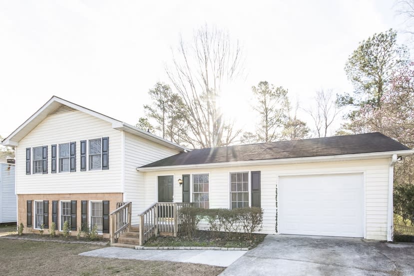Front of 4032 Cumberland Dr, Snellville, GA
