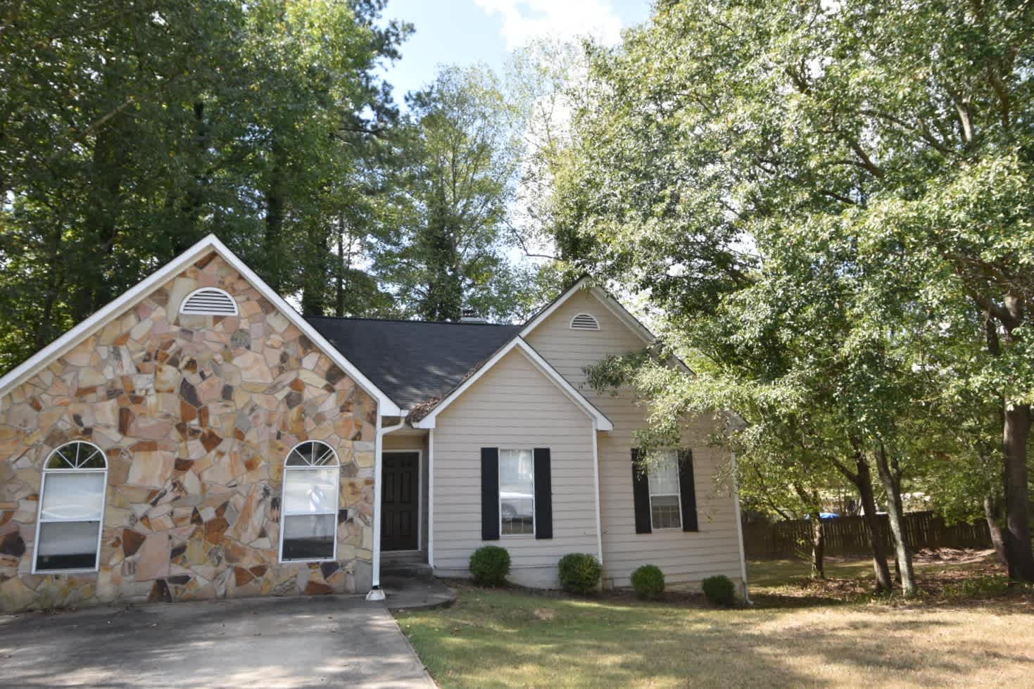 Front of 4032 Sharon Woods Dr, Powder Springs, GA