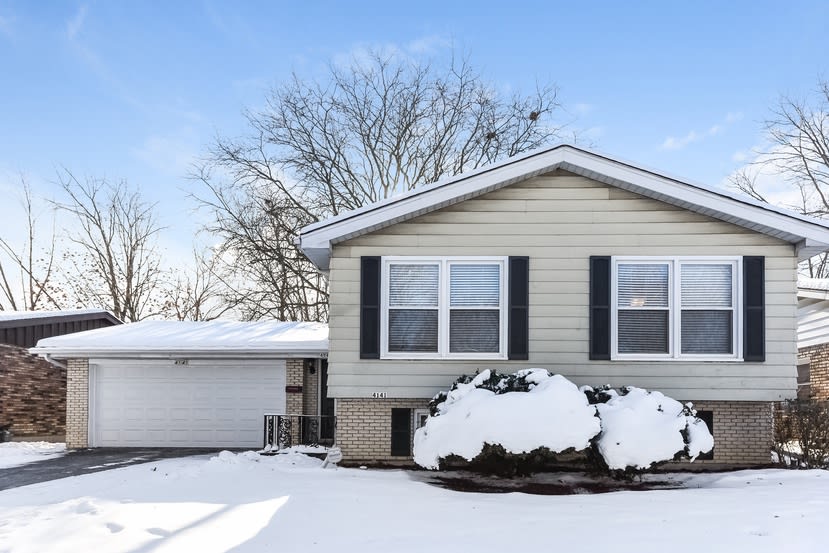 Front of 4141 Oakwood Ln, Matteson, IL