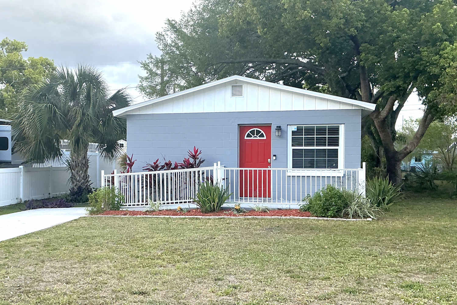 Front of 421 2Nd Ave Ne, Largo, FL