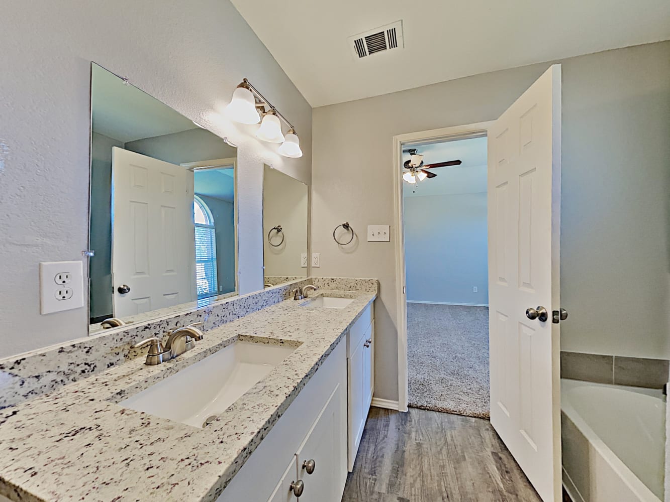 421 Candlestick Trl, Saginaw photo 10
