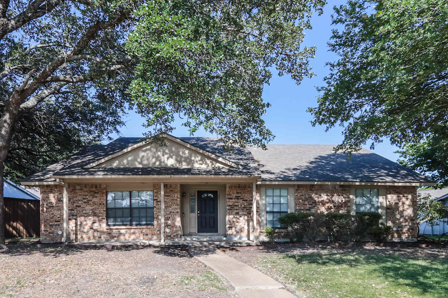 421 Kingsbridge Dr, Garland photo 1