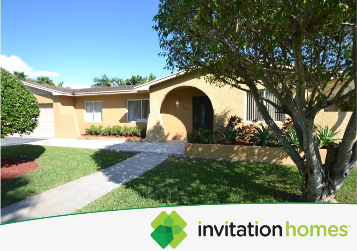 Front of 4211 Hollow Hill Dr, Tampa, FL