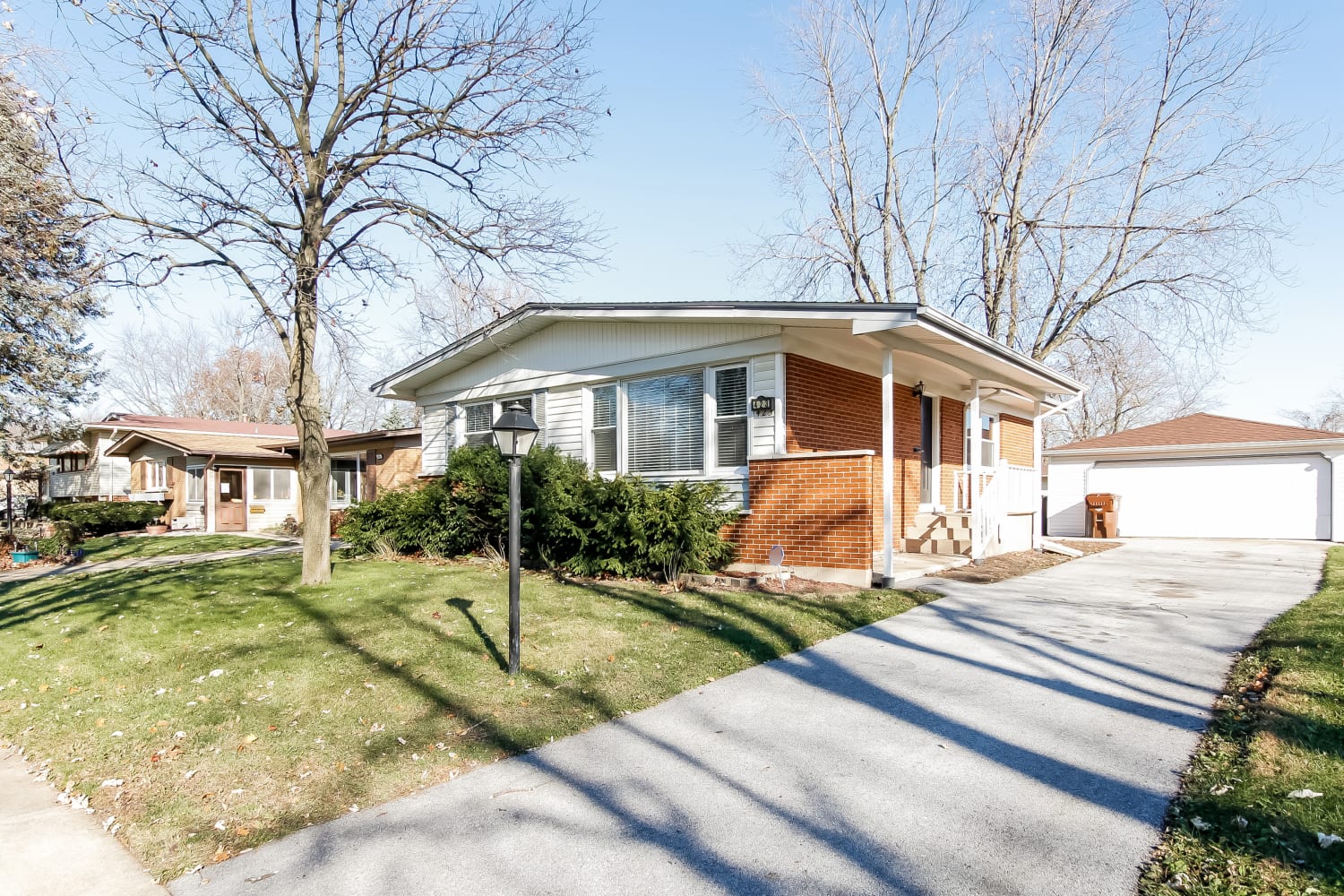 Front of 423 N Park Dr, Glenwood, IL