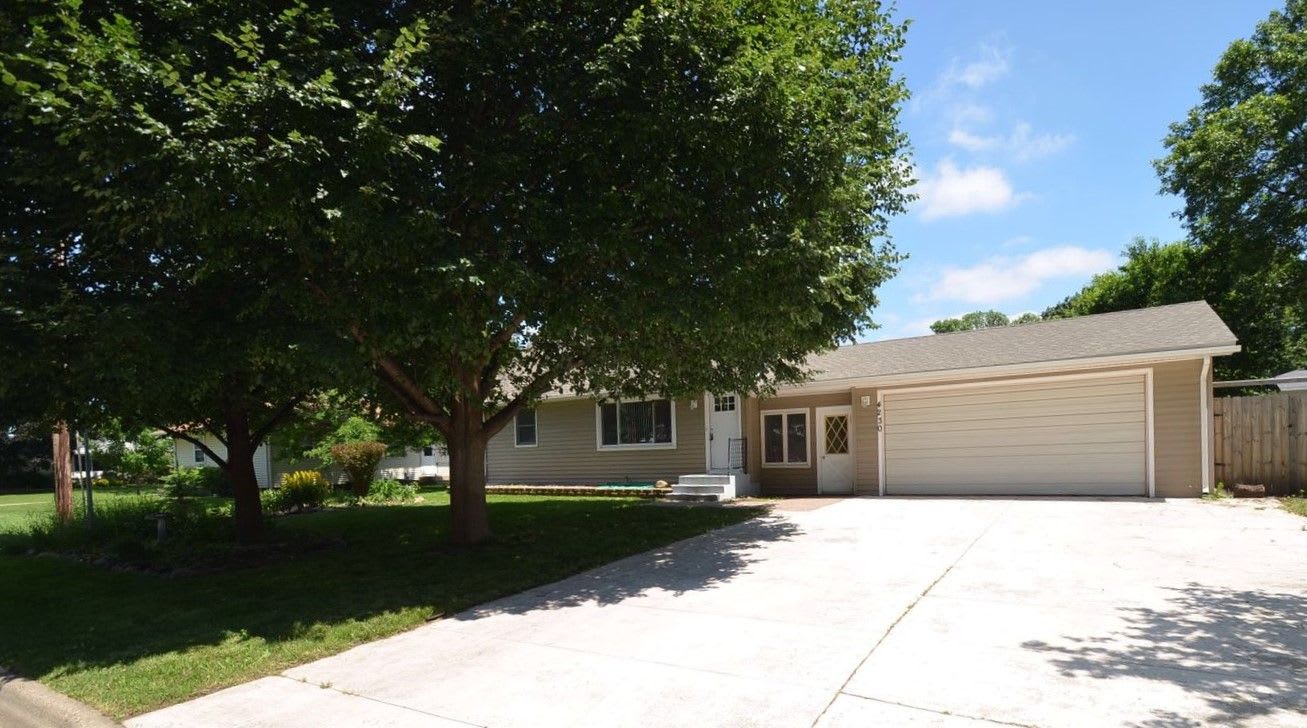 Front of 4230 Diamond Dr, Eagan, MN