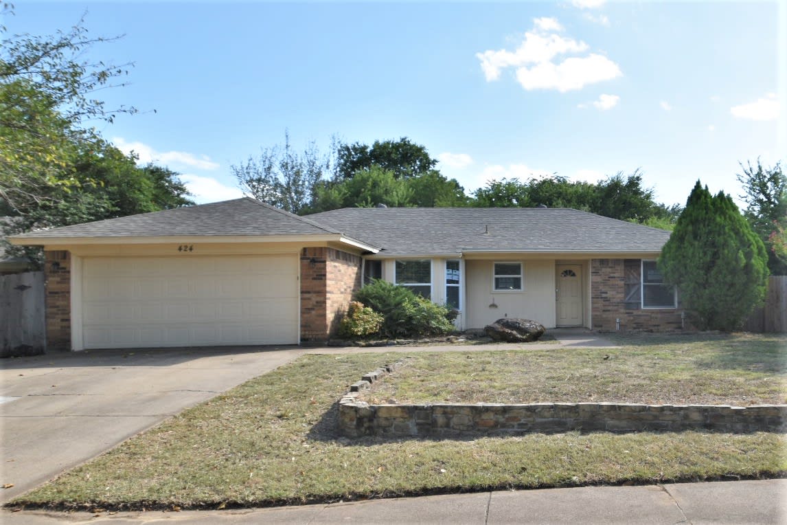 Front of 424 Guadalupe Dr, Saginaw, TX