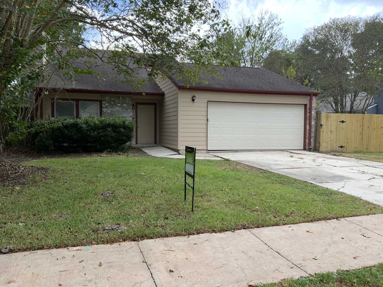 Front of 428 Gleneagles Dr, Friendswood, TX