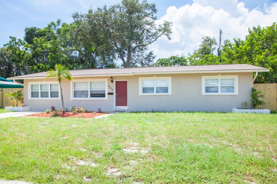 Front of 4299 Elkcam Blvd SE, Saint Petersburg, FL
