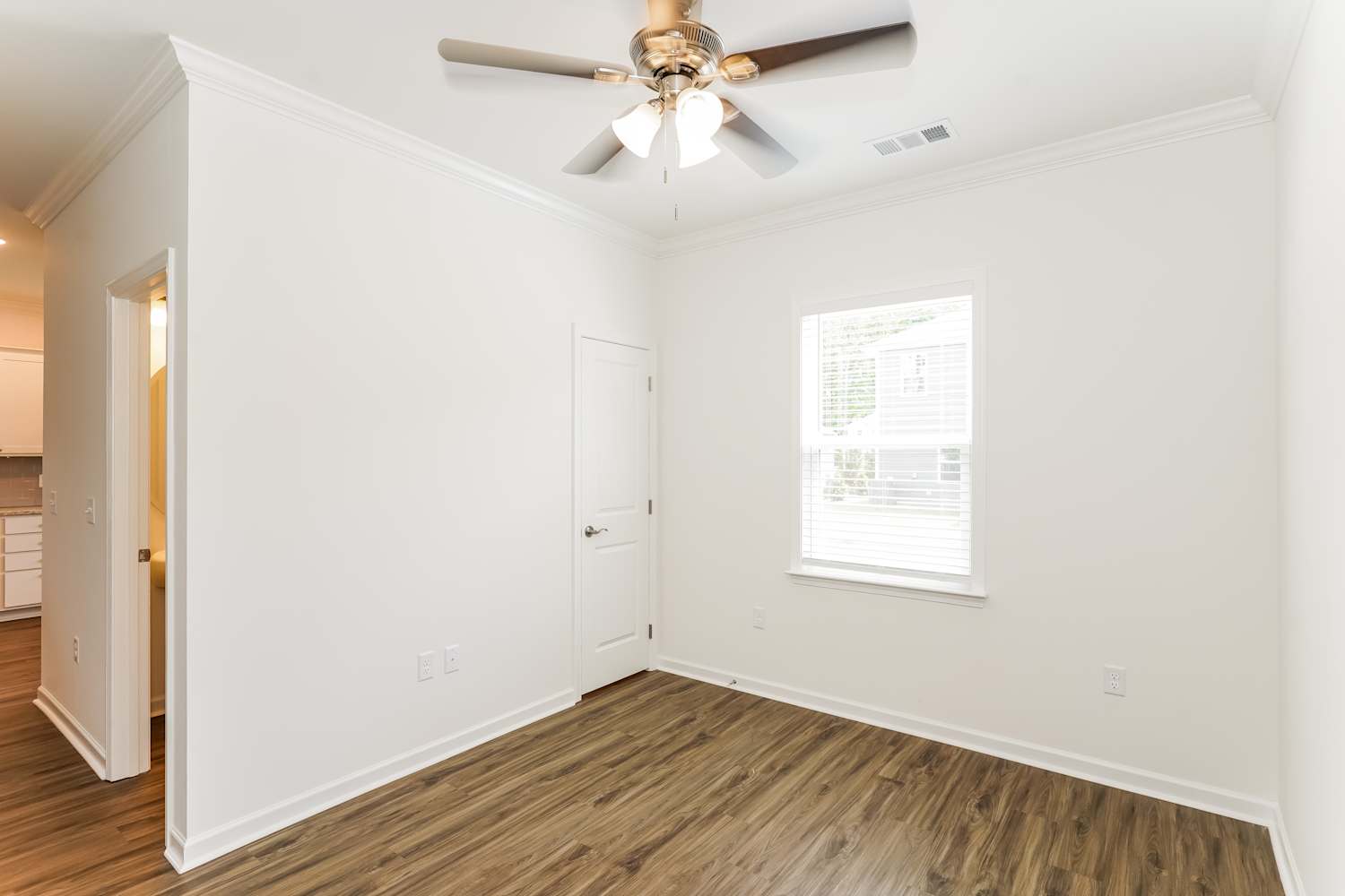 444 Brook Ave, White House photo 8