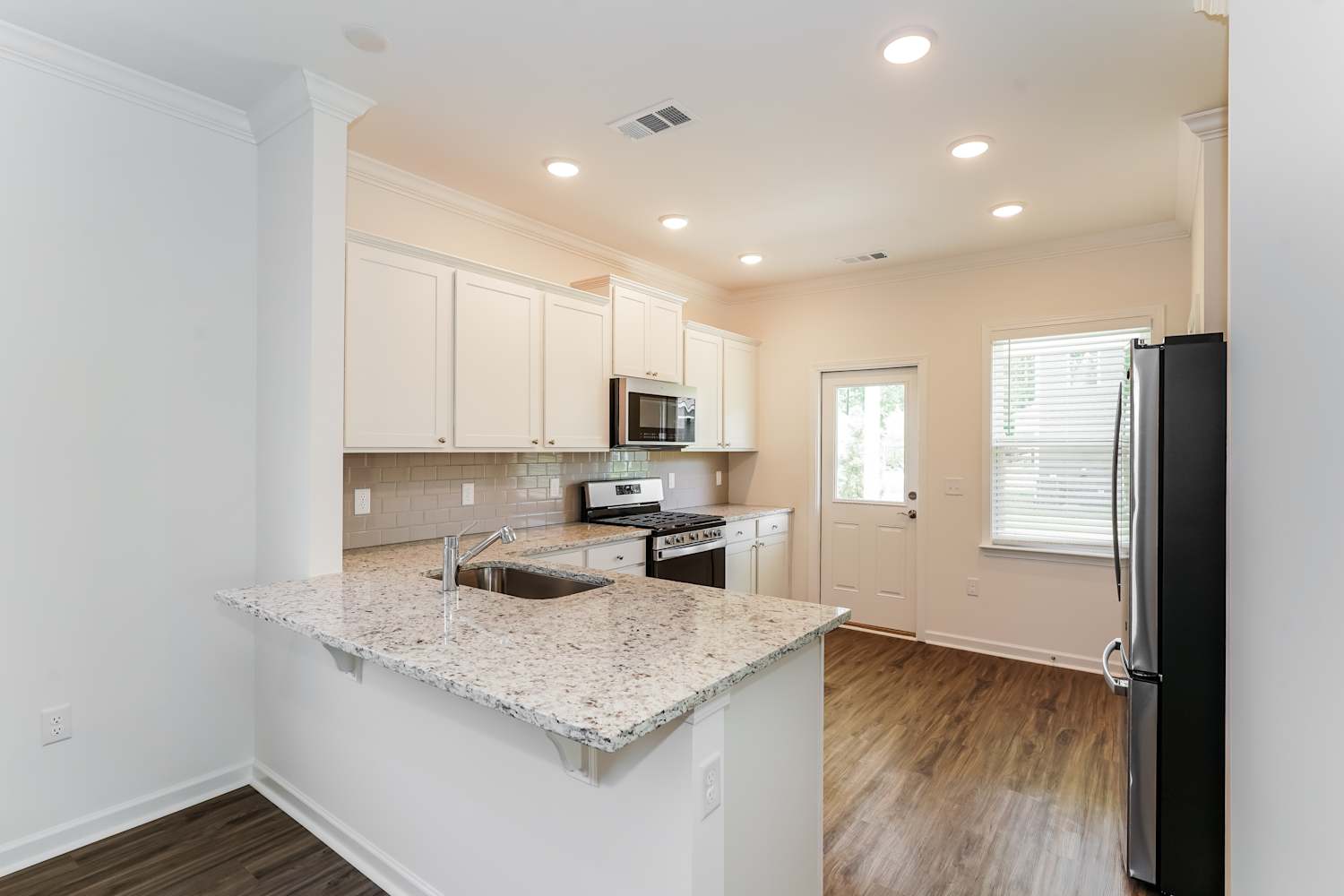 444 Brook Ave, White House photo 6
