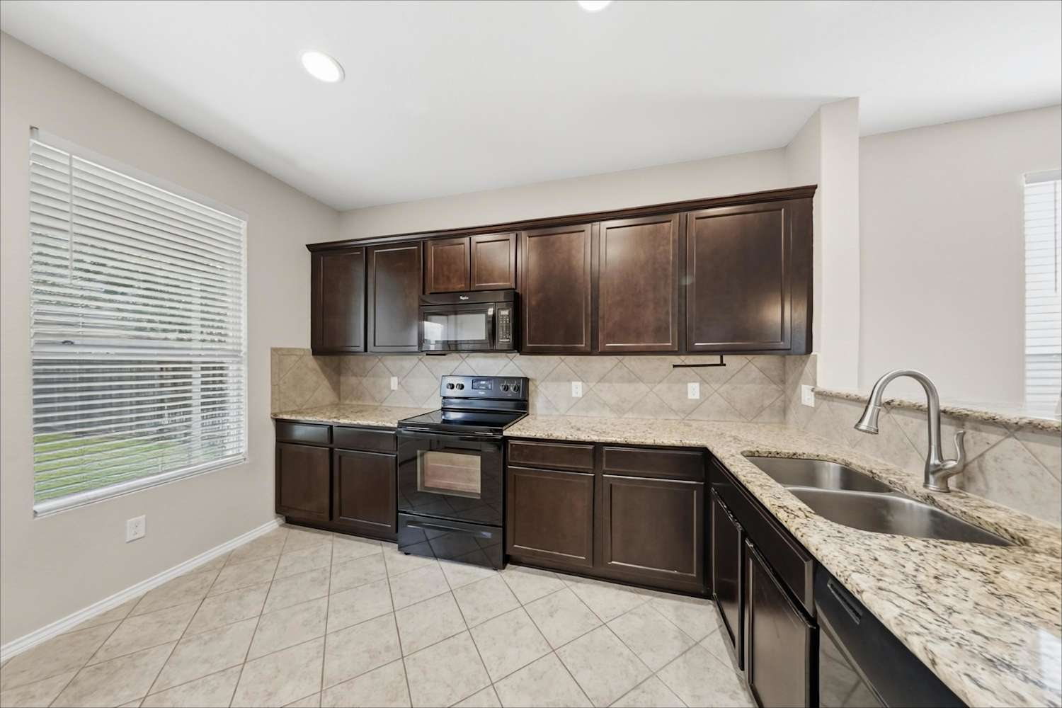 467 Walnut Crst, Schertz photo 8