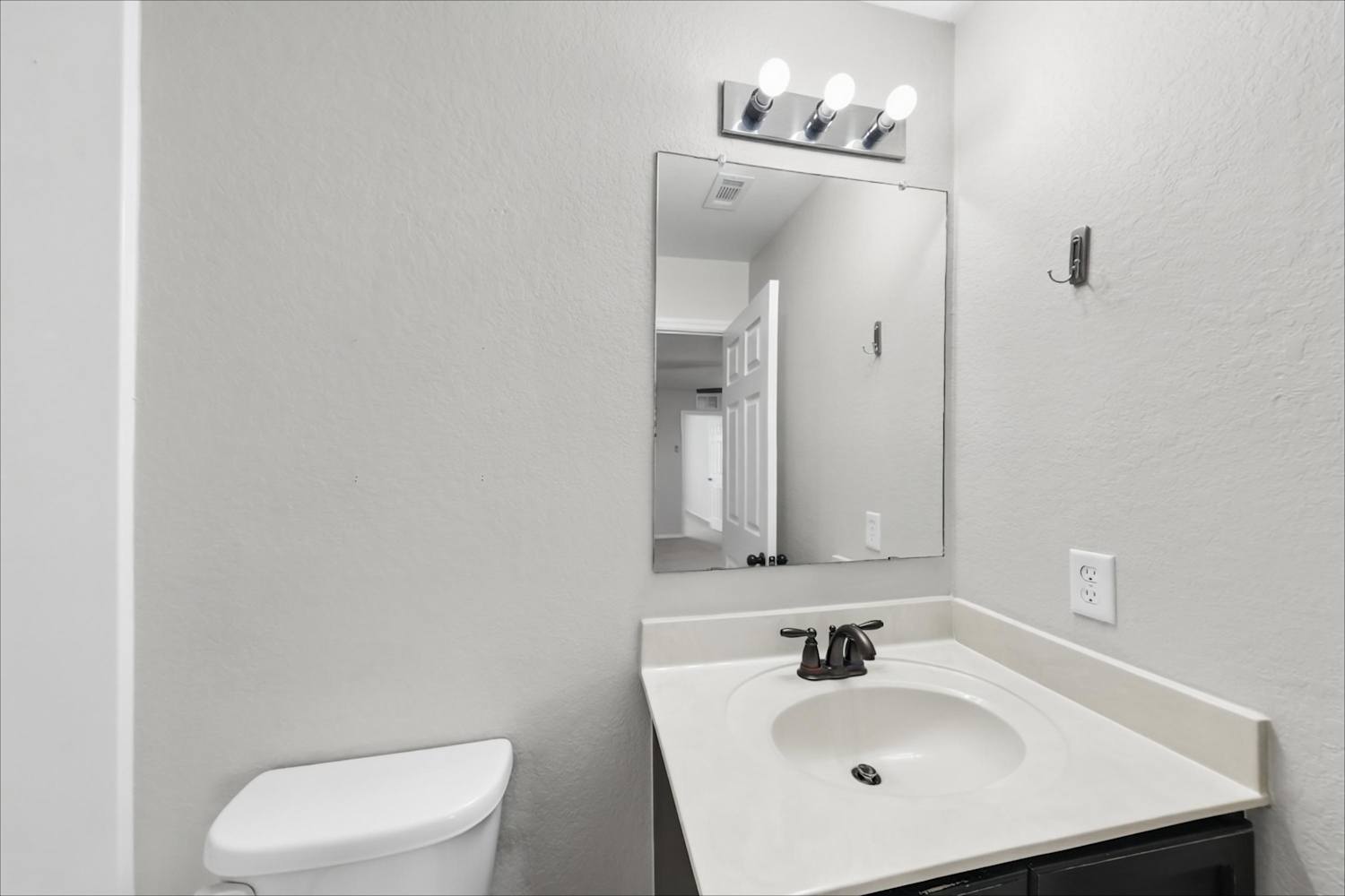 467 Walnut Crst, Schertz photo 16