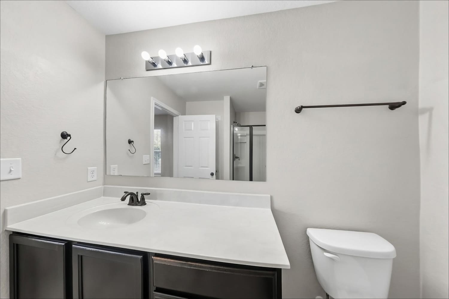 467 Walnut Crst, Schertz photo 11