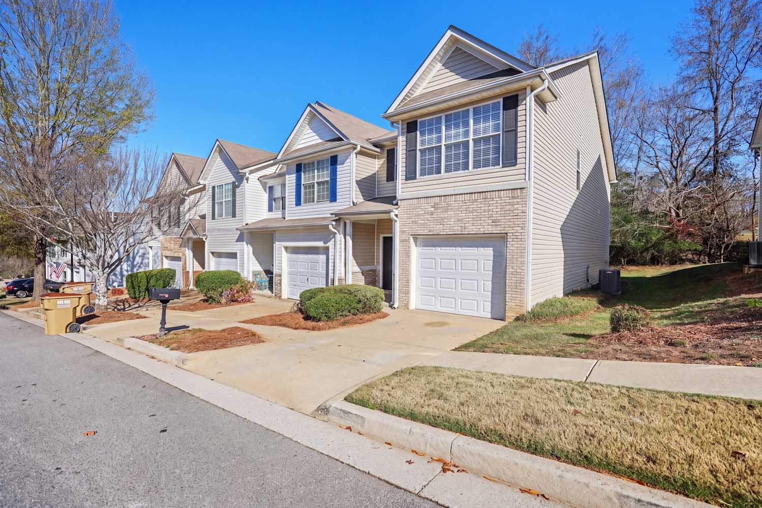 Front of 4922 Vireo Dr, Flowery Branch, GA