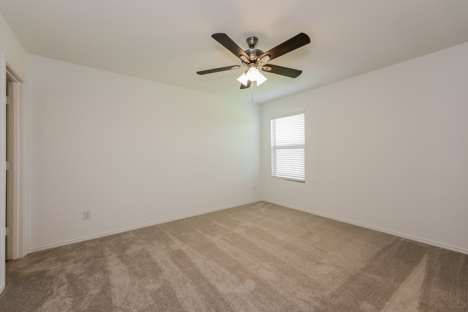 507 Vicksburg Drive, Ennis photo 10
