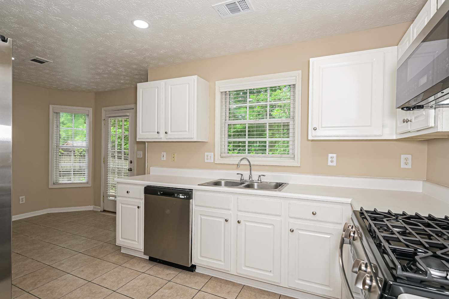 535 Devonshire Walk Dr, Suwanee photo 8