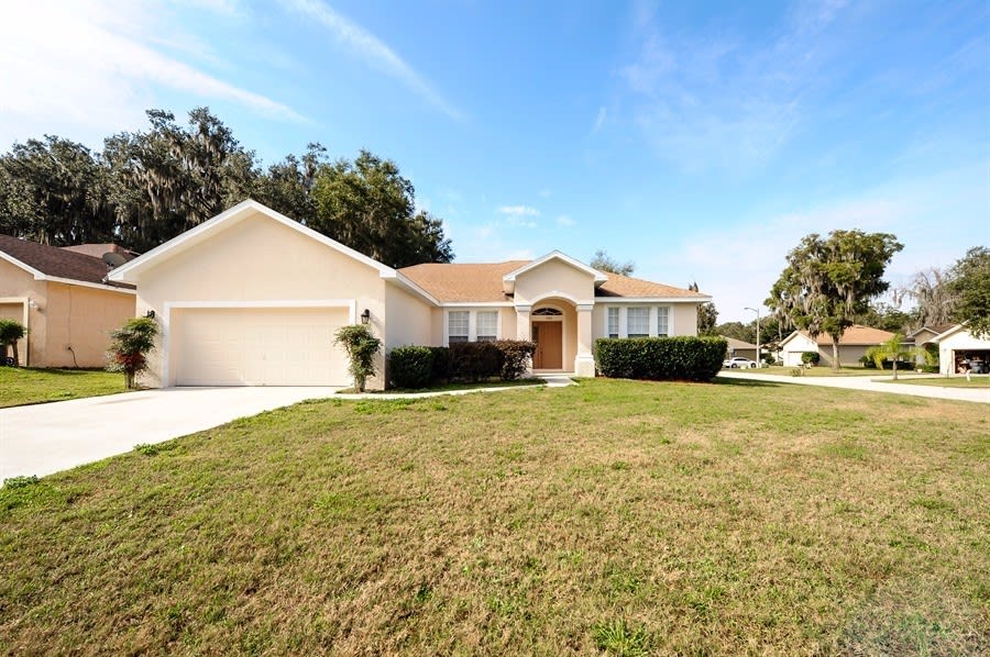 Front of 5352 Oxford Manor Cir, Lakeland, FL