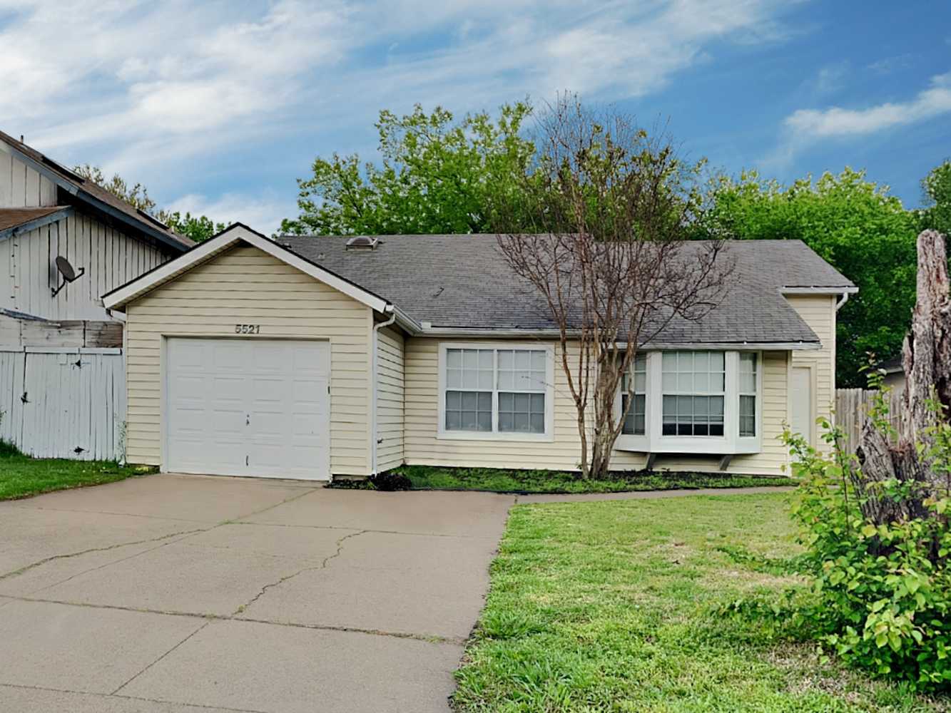 Front of 5521 Safari, Arlington, TX