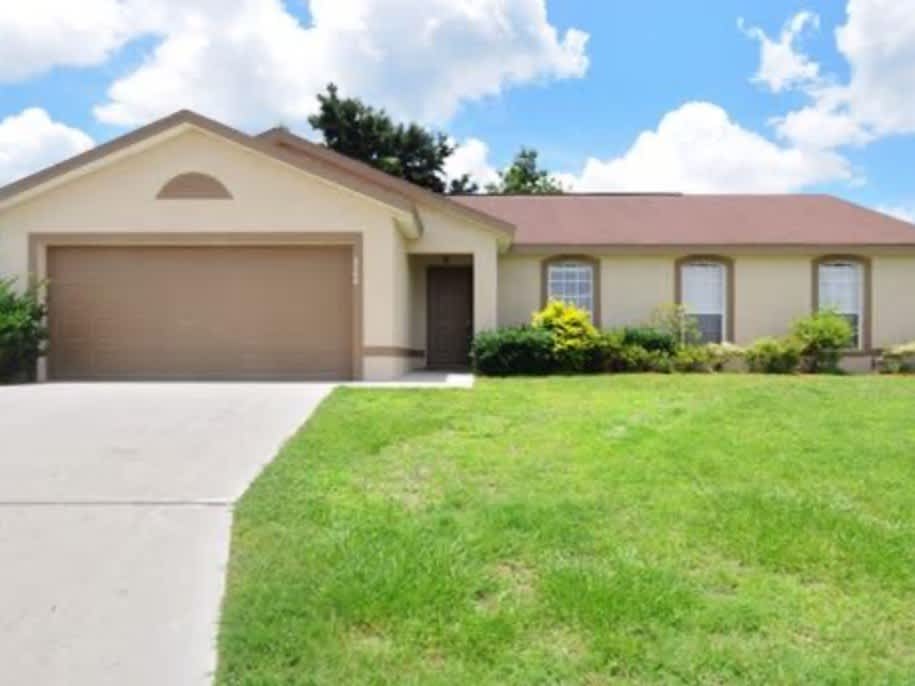 Front of 5700 Fischer Dr, Lakeland, FL