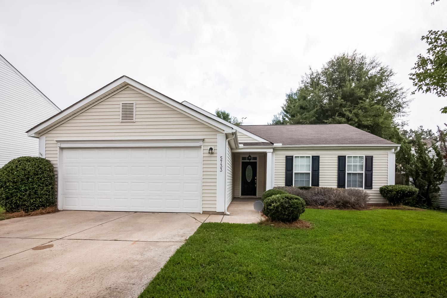 5733 Shining Oak Ln, Charlotte photo 1